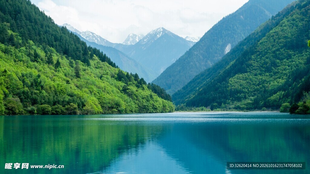 青山环抱碧湖美景