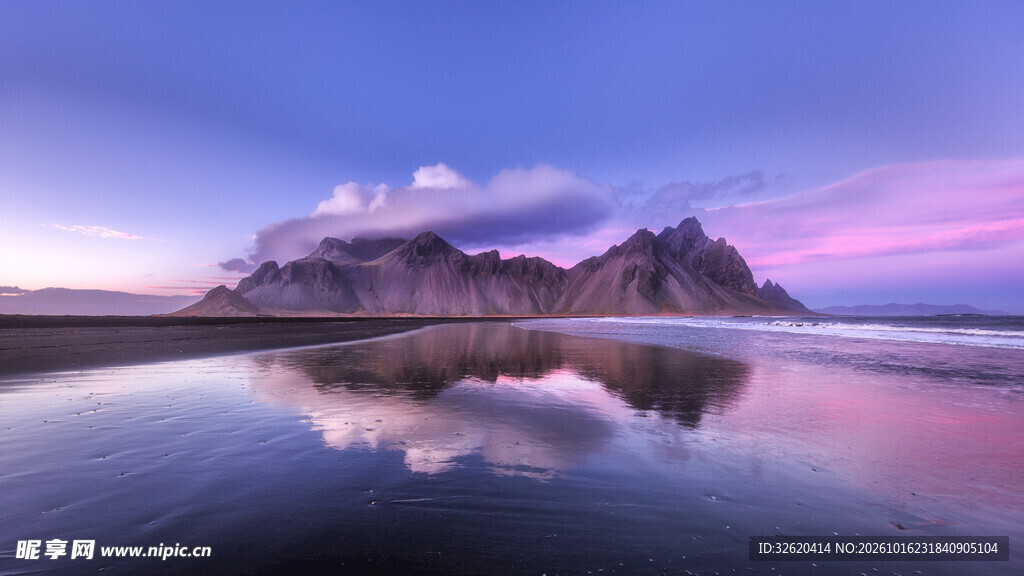黄昏湖山倒影美景