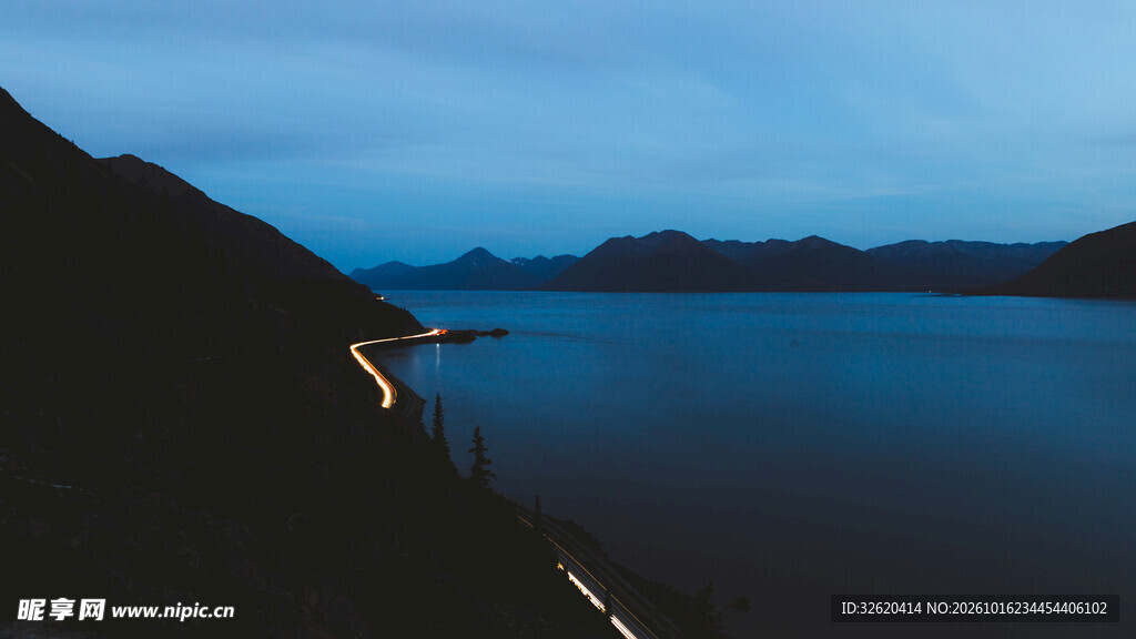 蓝调湖畔山景公路