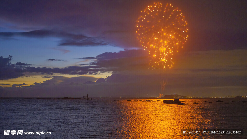 黄昏海面烟花盛景