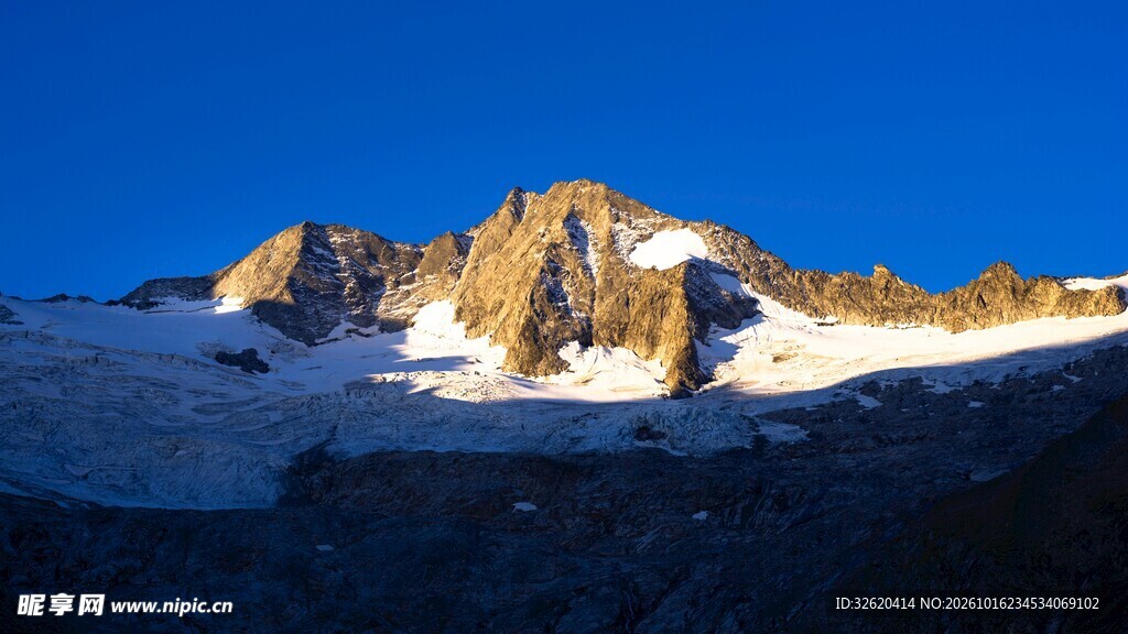 高原雪山日照金山盛景