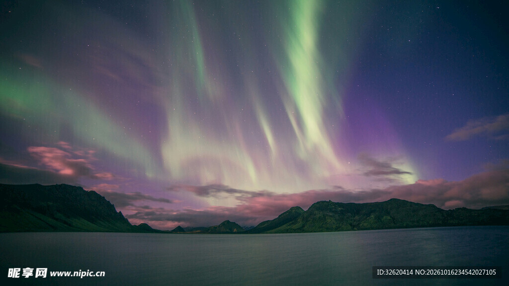 湖畔极光梦幻夜景