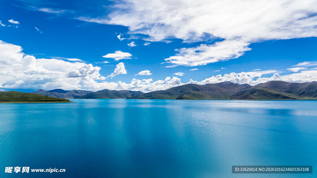 高原蓝湖晴空美景