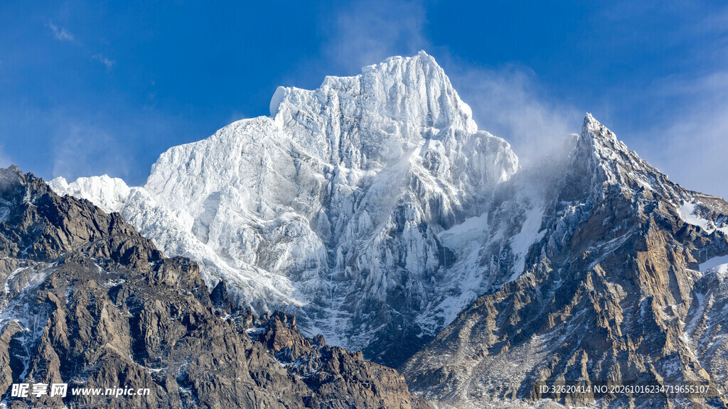 蓝天下的巍峨雪山