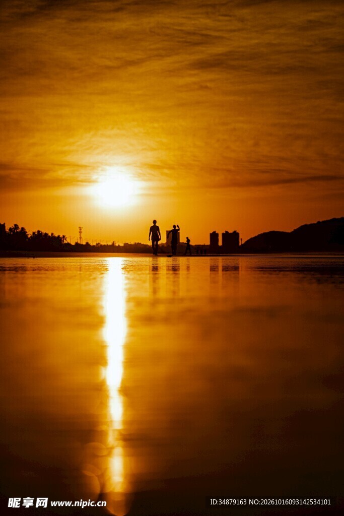 湖面日落城市剪影