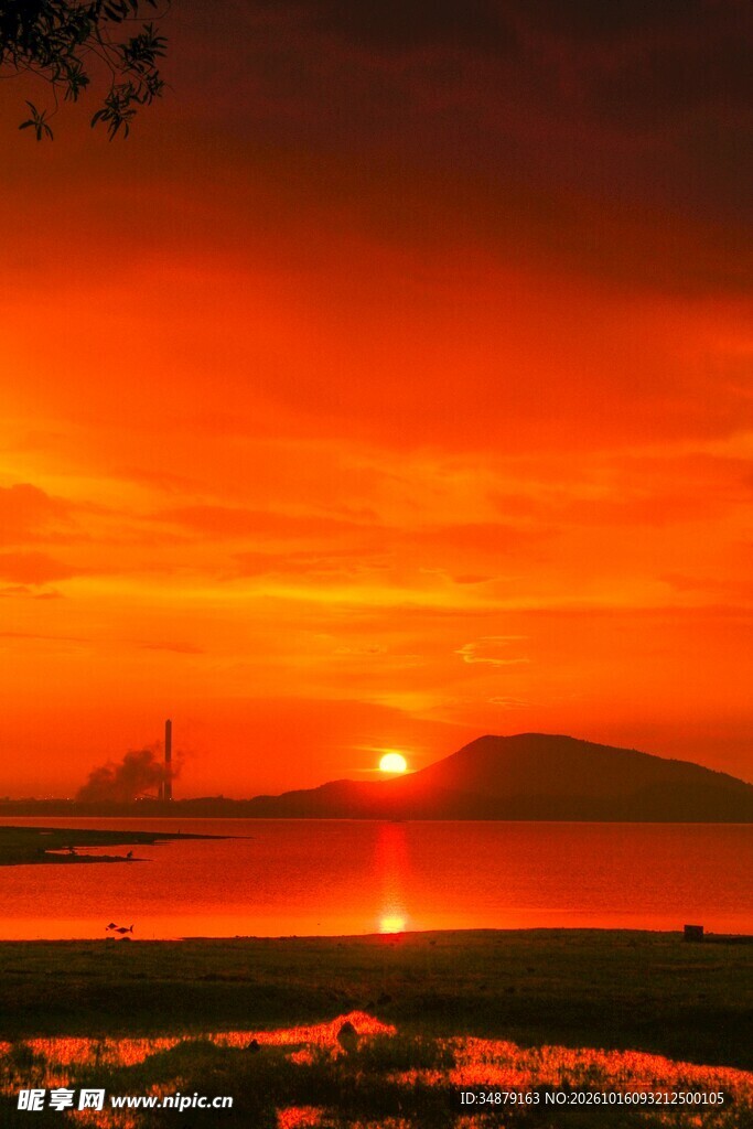 湖面日落壮丽景观