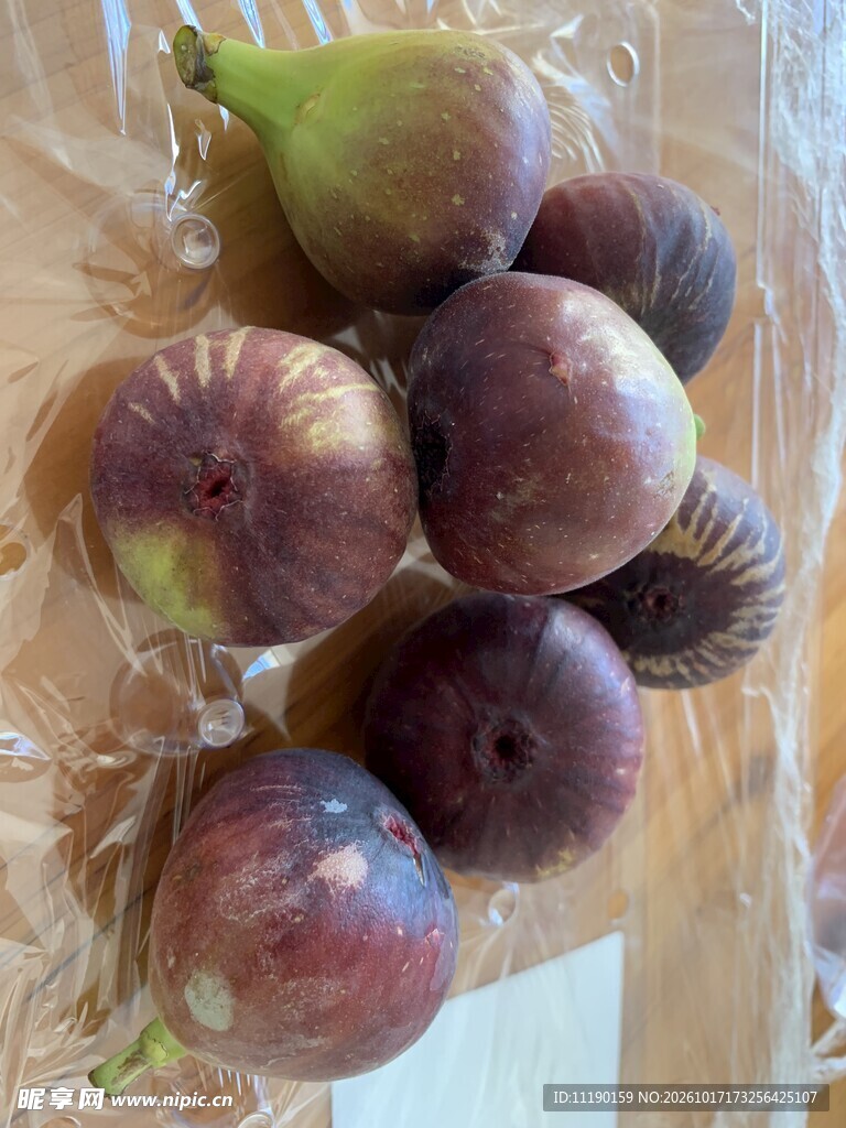 新鲜紫皮无花果