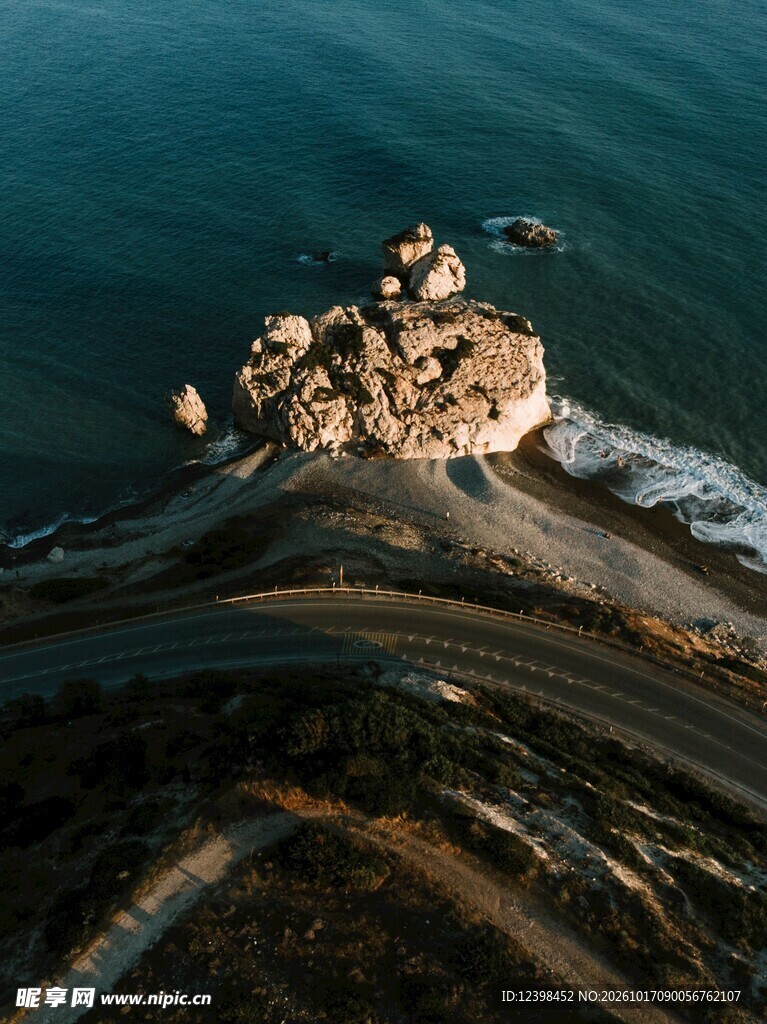 海边礁石航拍景观