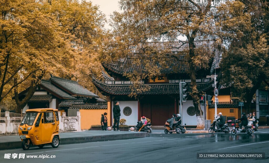 秋日古街黄昏街景