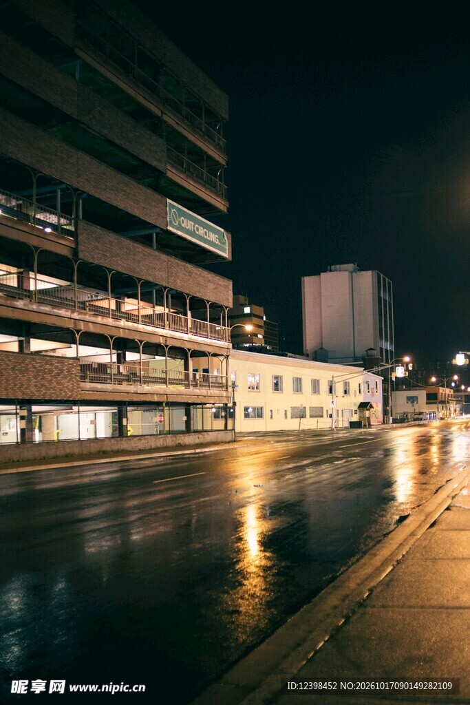 雨后城市夜景