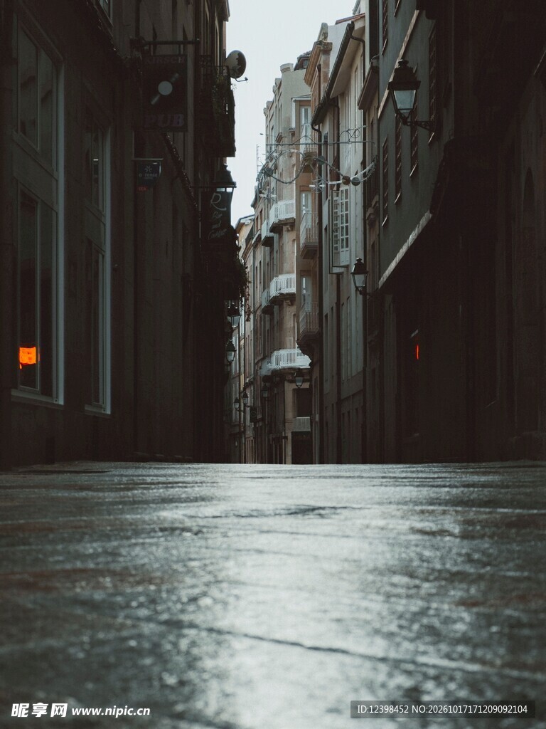 雨后老城空巷街景