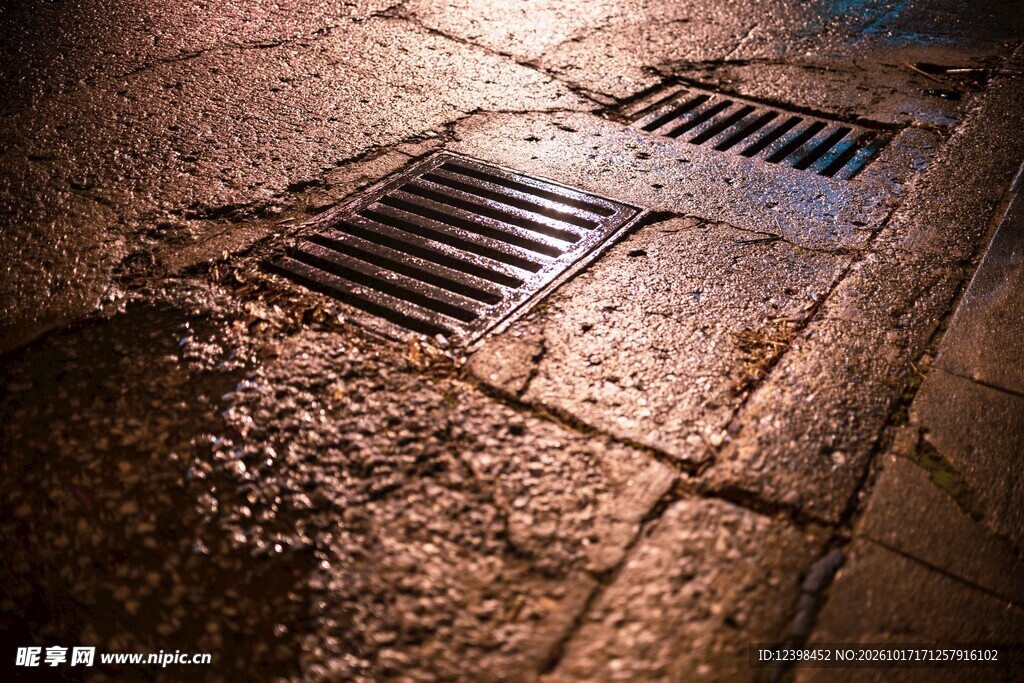 雨夜路面排水篦子