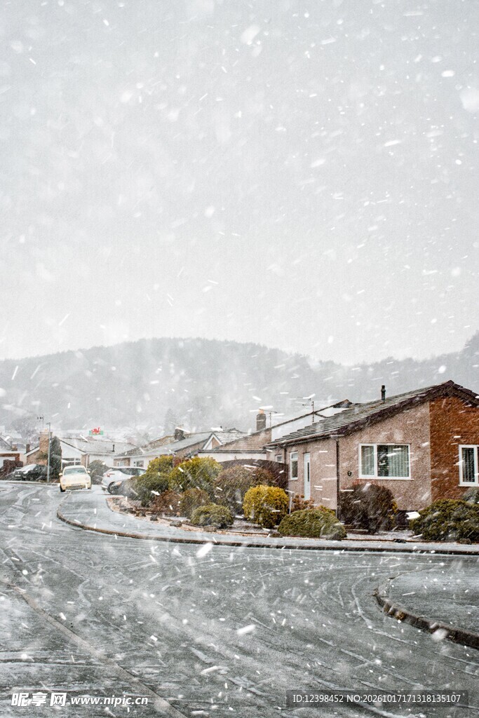 飘雪湖畔民居风景