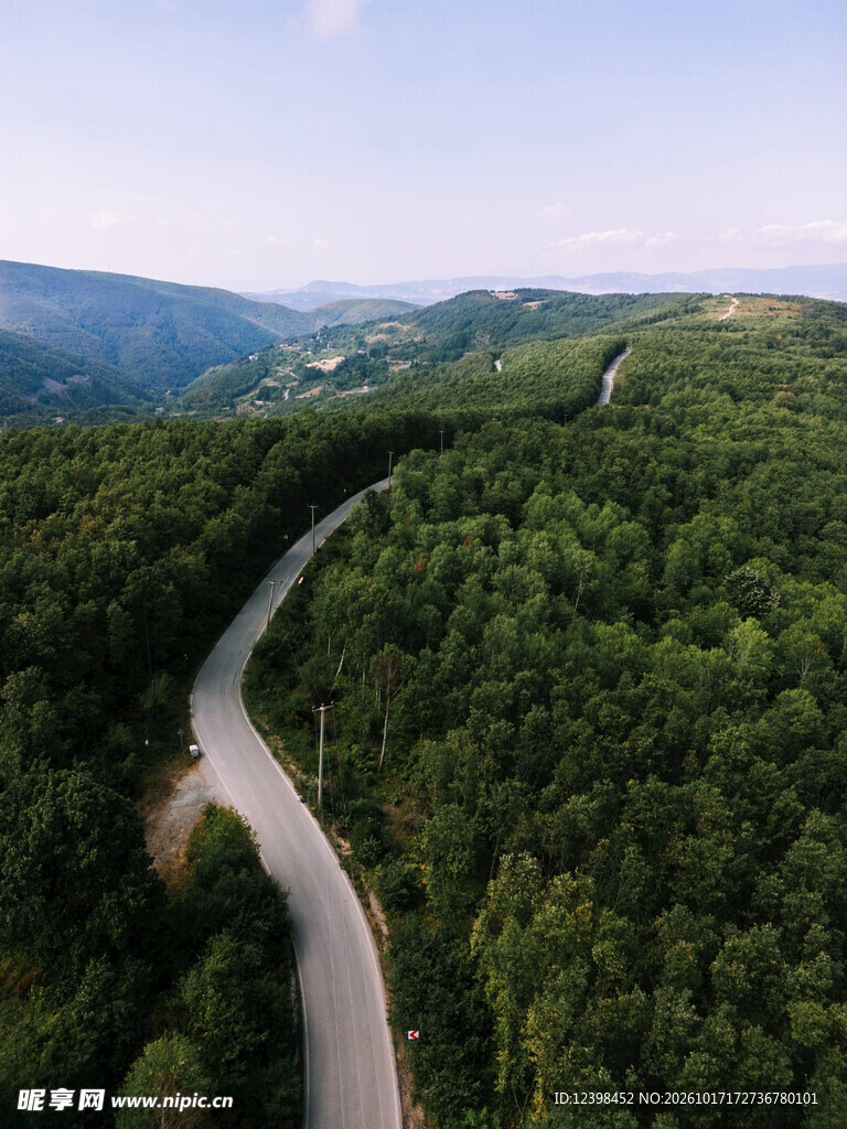 山林间蜿蜒公路航拍