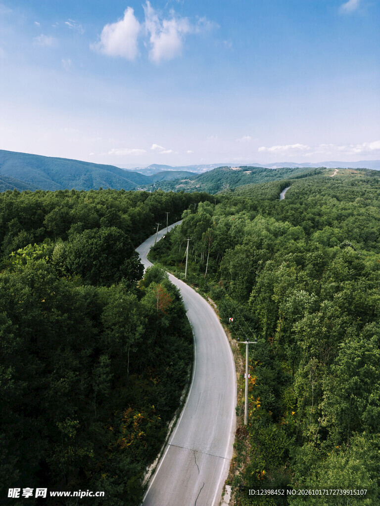 山林间蜿蜒的公路