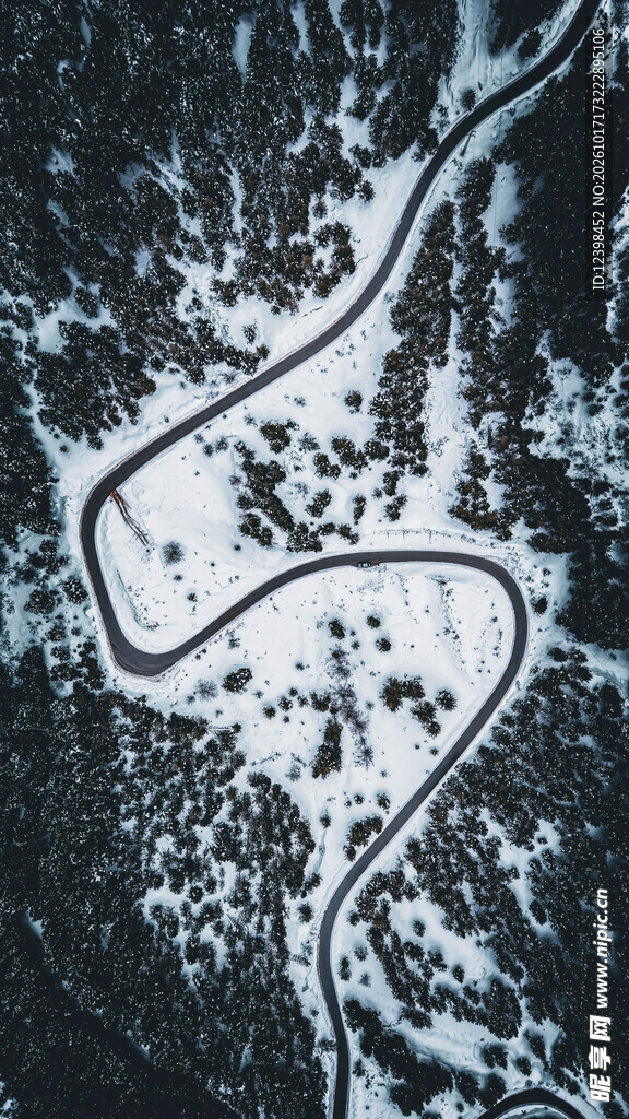 雪林蜿蜒公路航拍