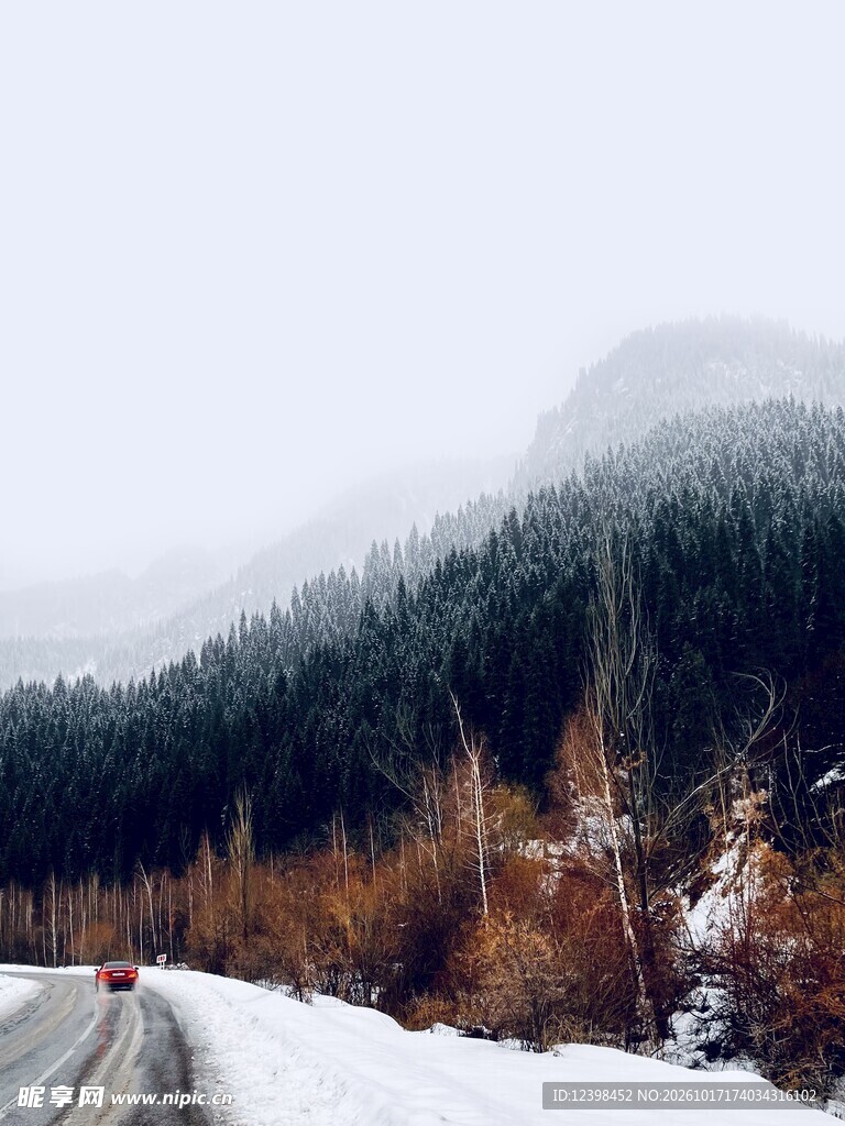冬日山林公路雪景