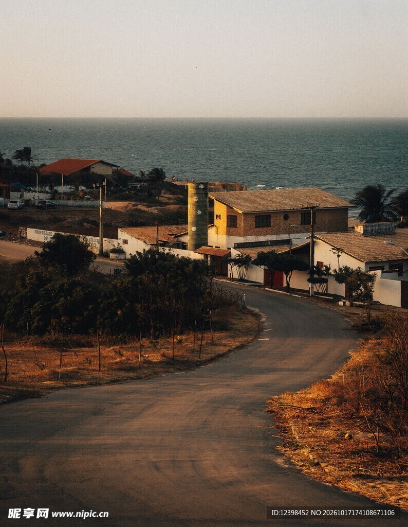 滨海小镇黄昏街景