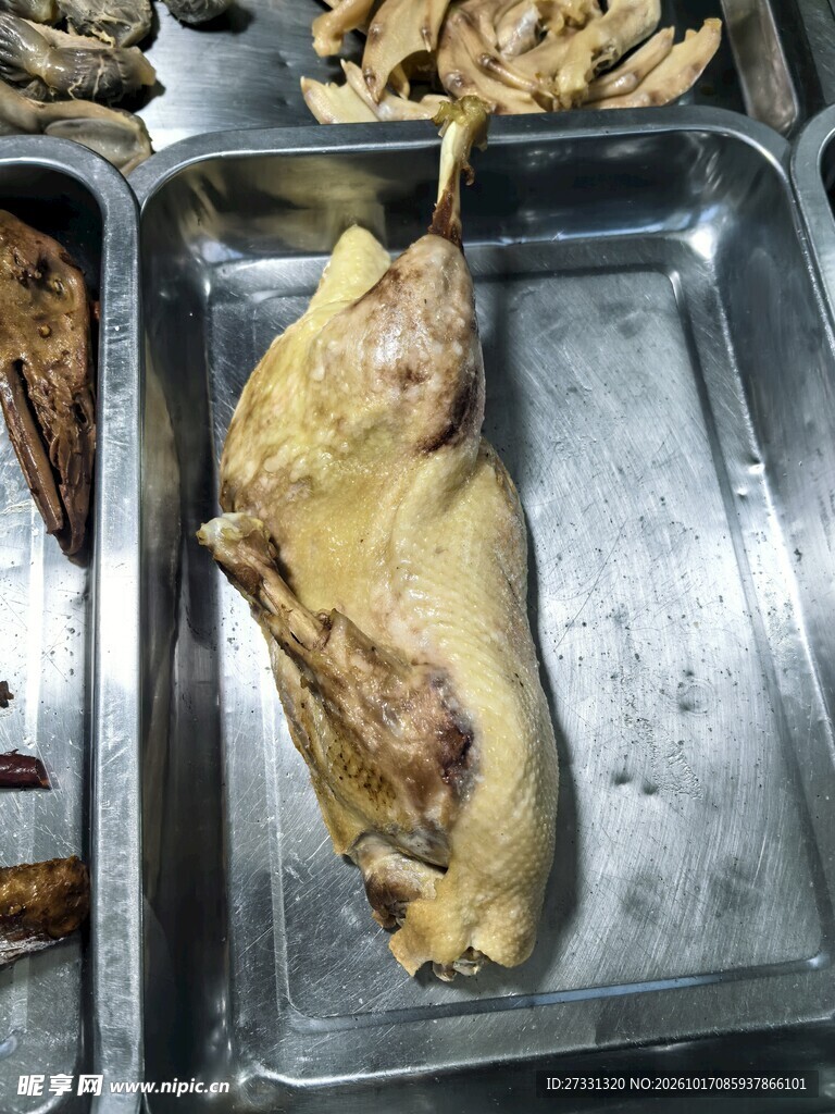 托盘里的盐水鸭