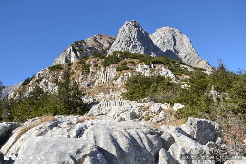 蓝天下的巍峨石山风光