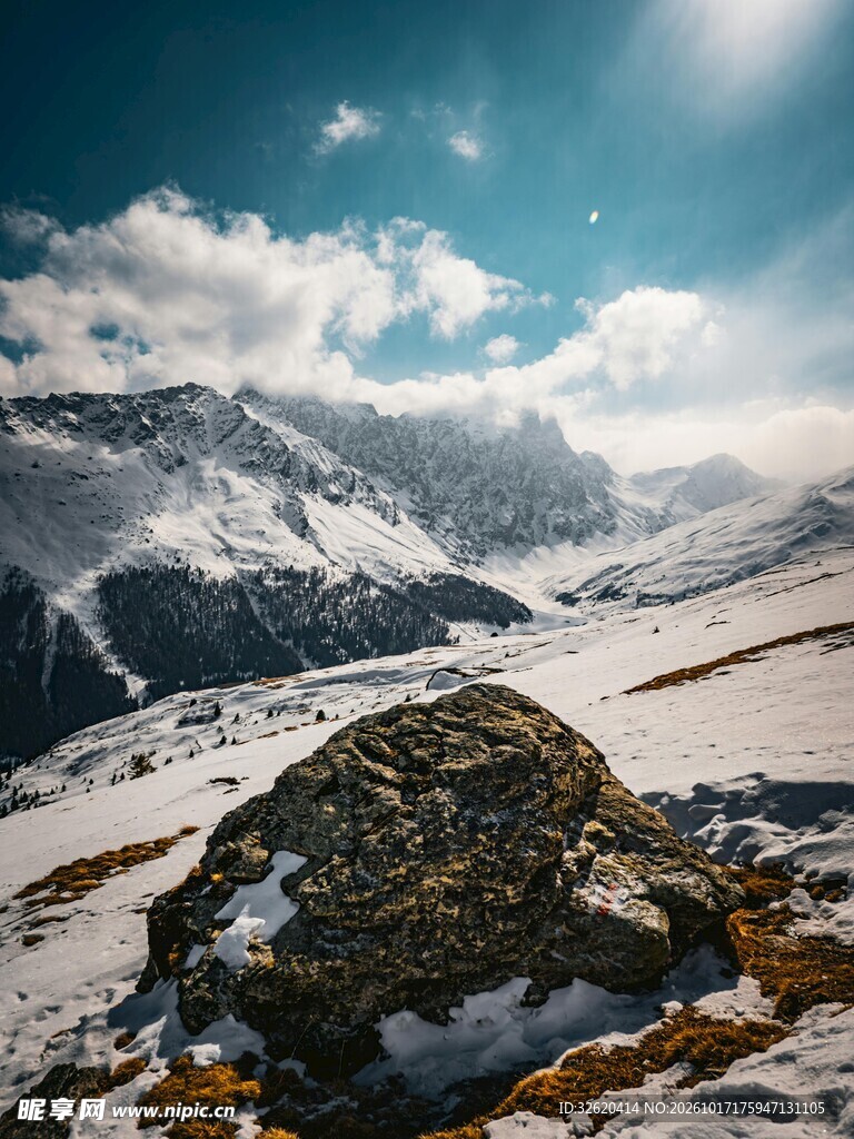 晴日雪山高原风光
