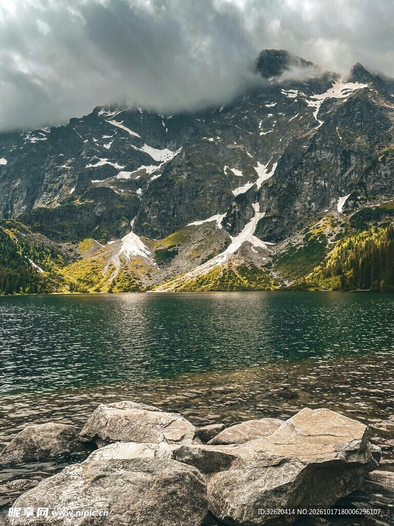 雪山湖畔自然风光