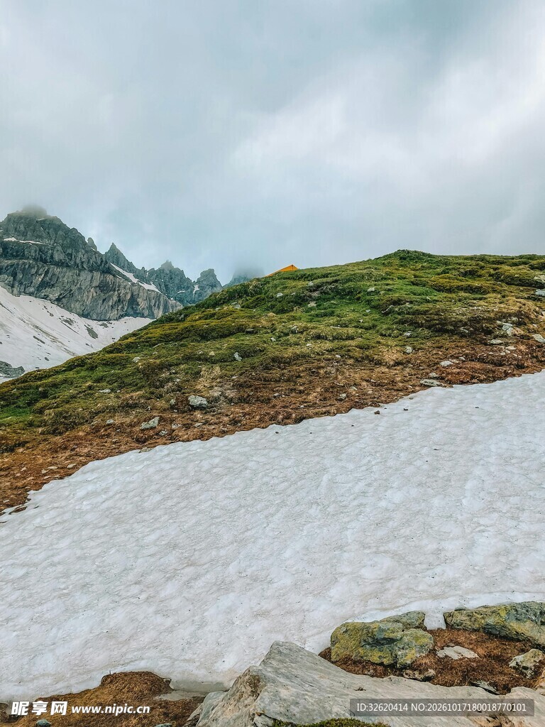 高山残雪草甸风光