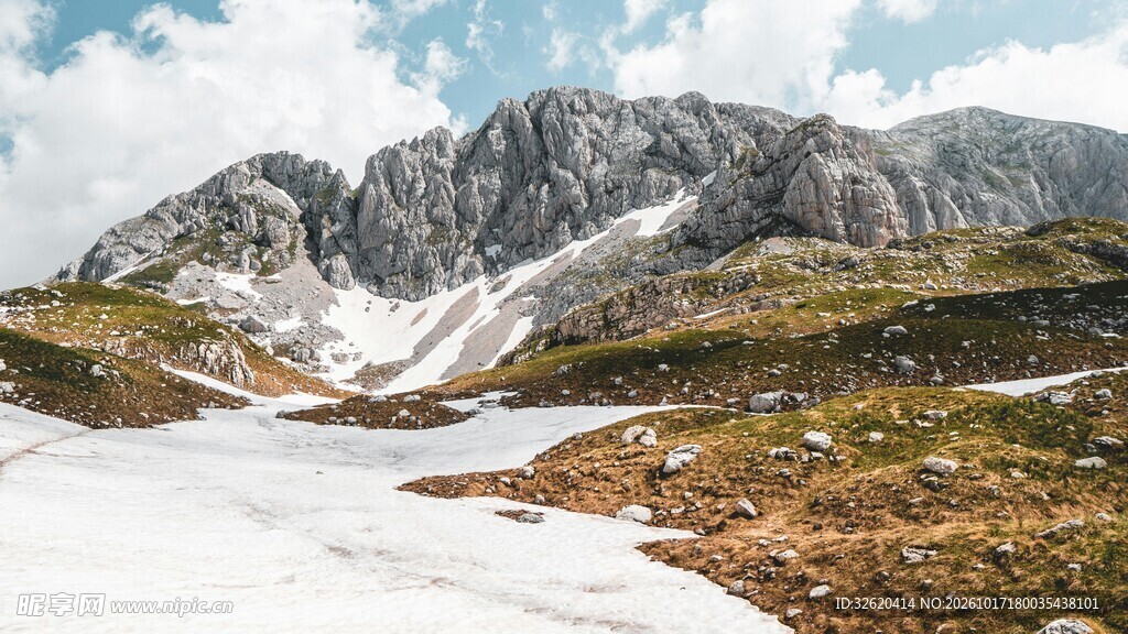 高山草甸残雪湖景