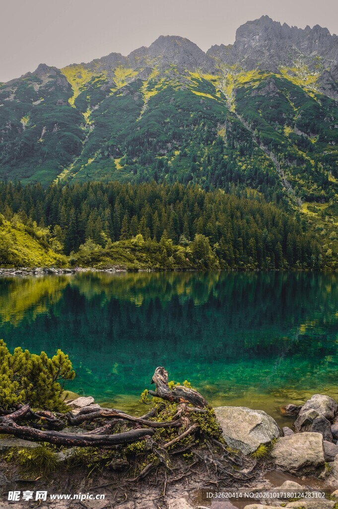 高山翠湖自然风景