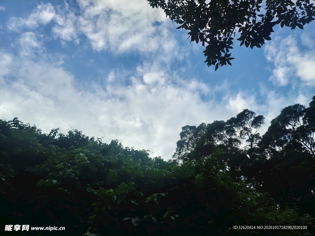 山林上空的蓝天白云