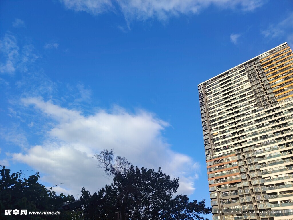 晴空下城市高楼仰拍