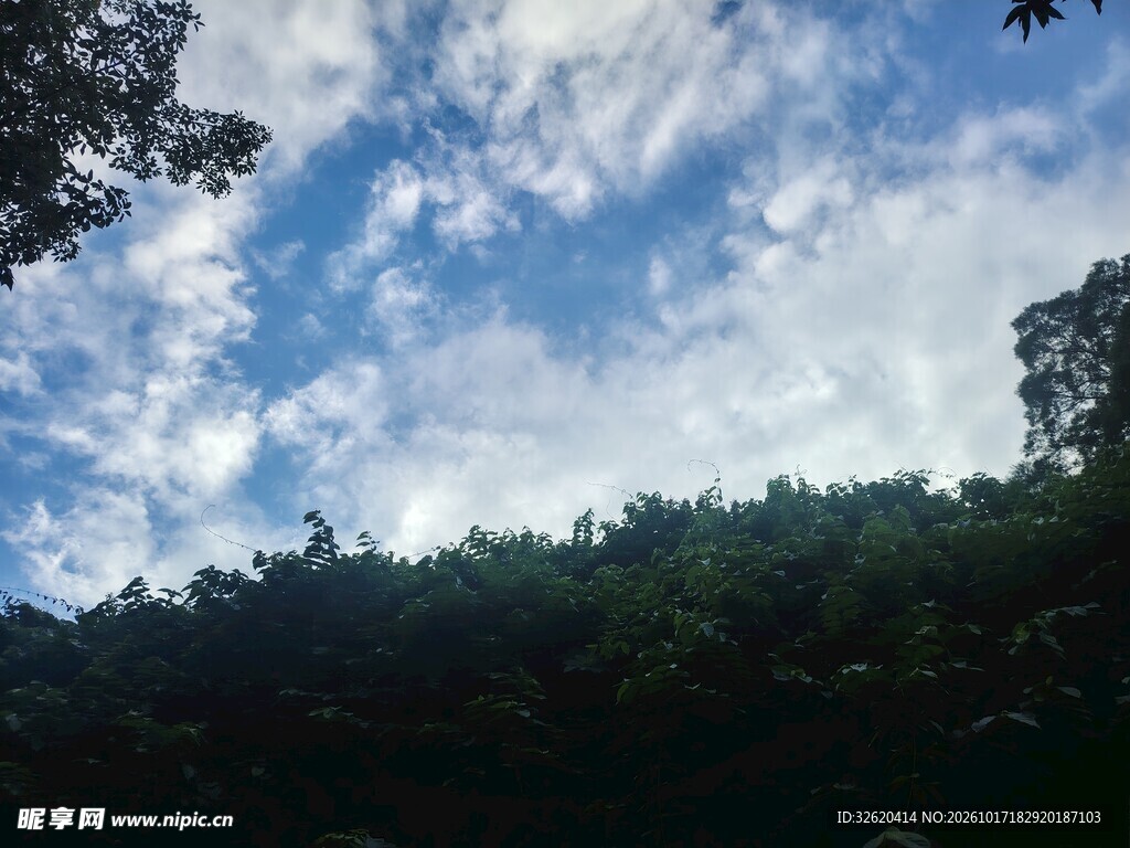 山林上空蓝天白云
