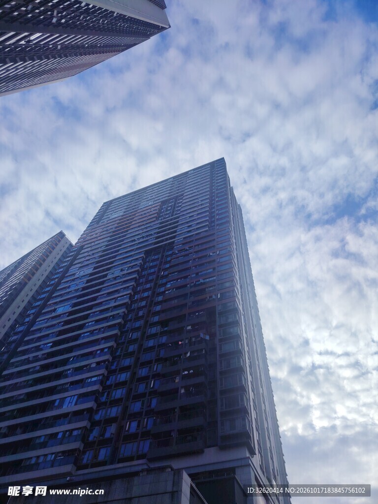仰拍城市摩天大楼