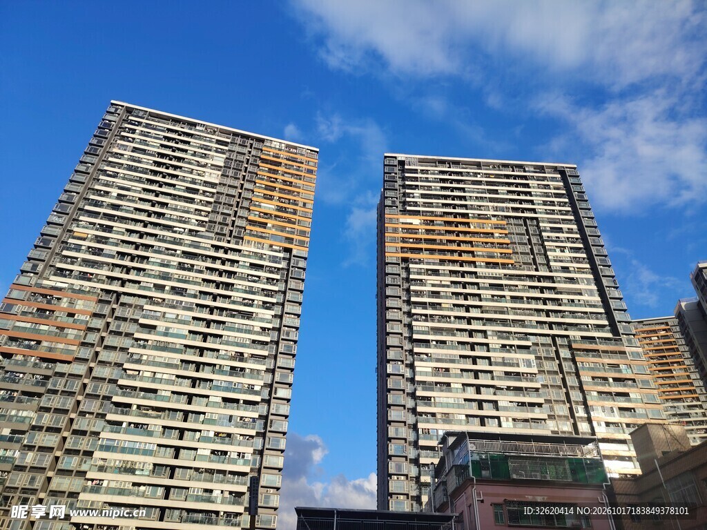 蓝天下的双子高层楼宇