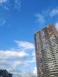 蓝天下的高层楼宇