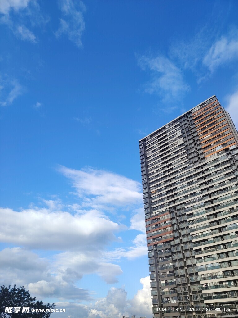 蓝天下的高层楼宇