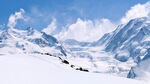蓝天下的雪山冰川
