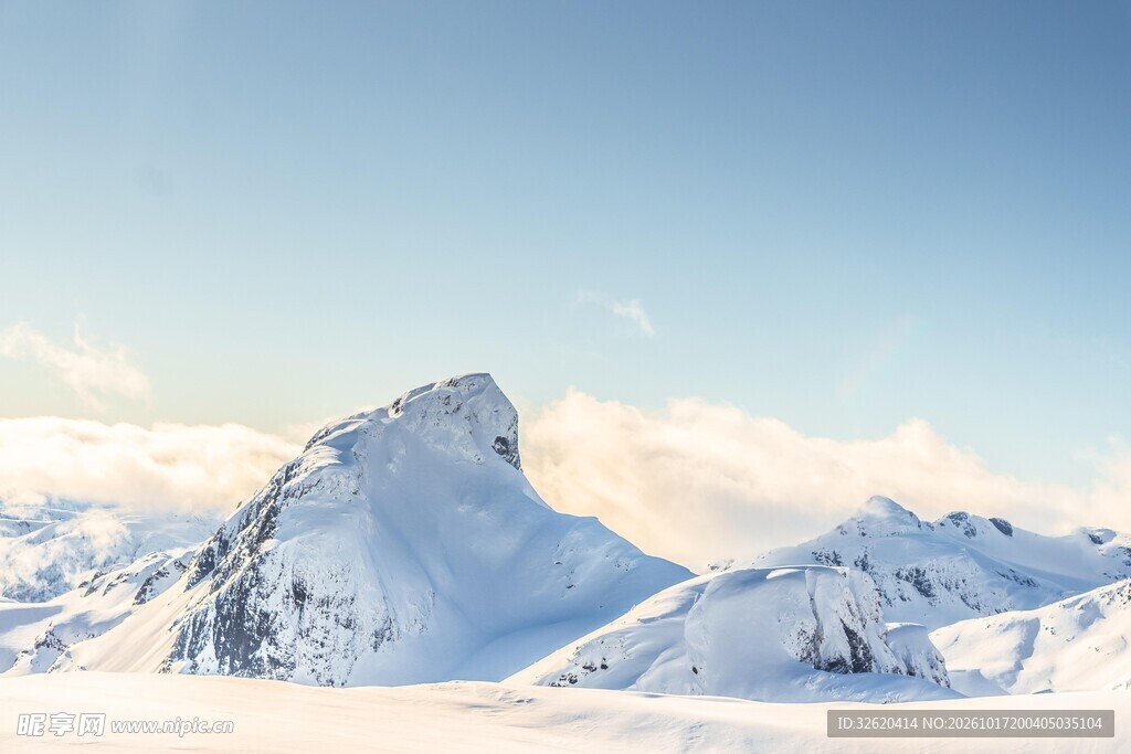晴空下的雪山美景