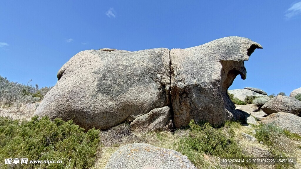 蓝天下山野巨石景观