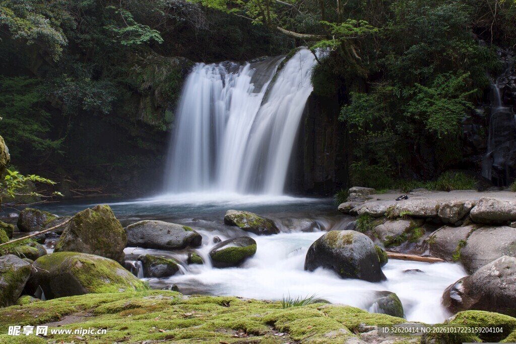 山涧瀑布自然美景