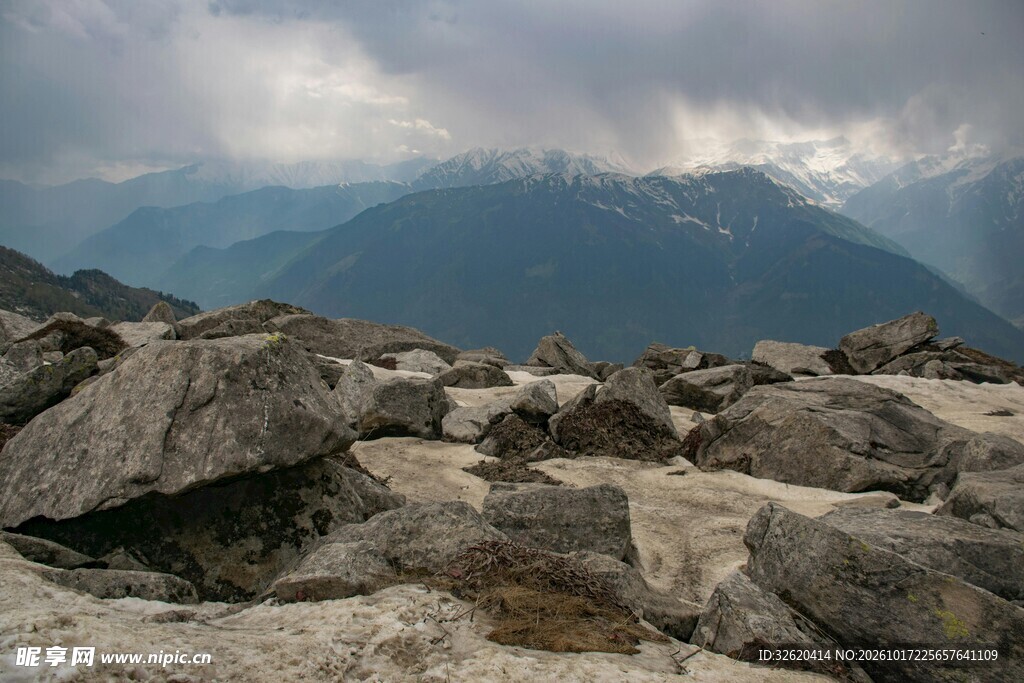 荒野远山阴云景观
