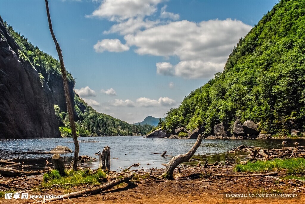 晴日山湖自然美景
