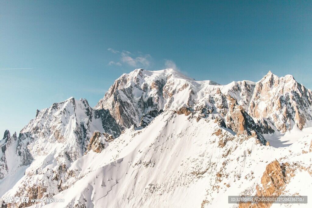 晴空下的雪山美景
