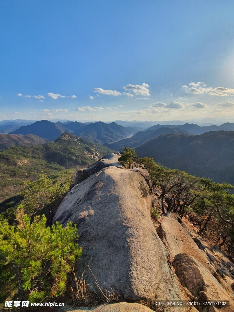 山巅远眺山野风光