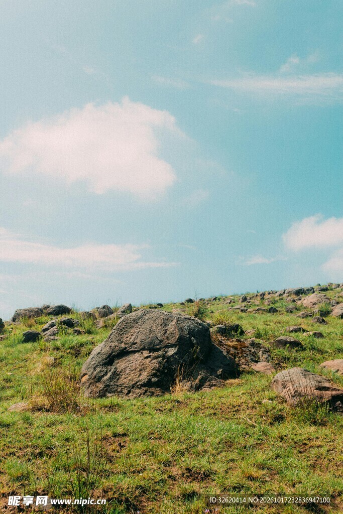 郊野草地晴空自然风景