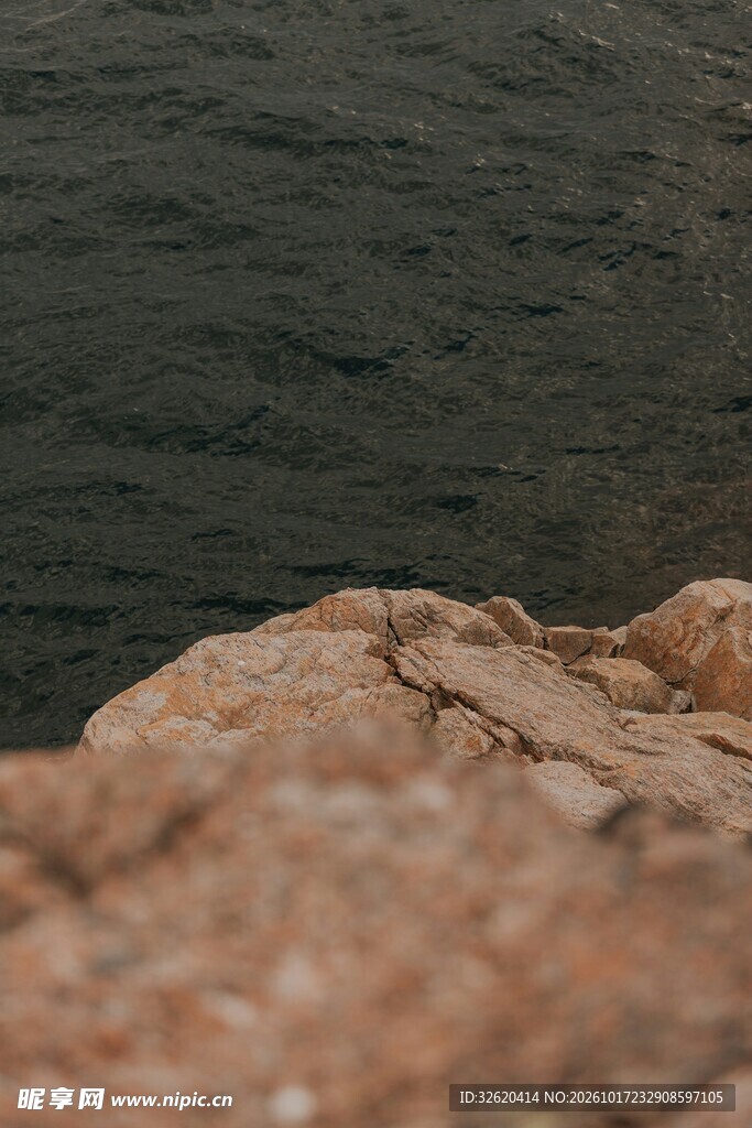 水边岩石自然风景