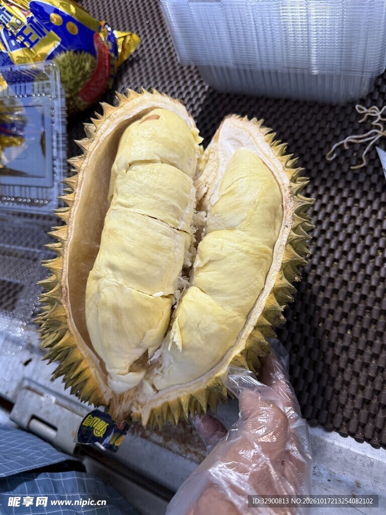 剥开的新鲜榴莲