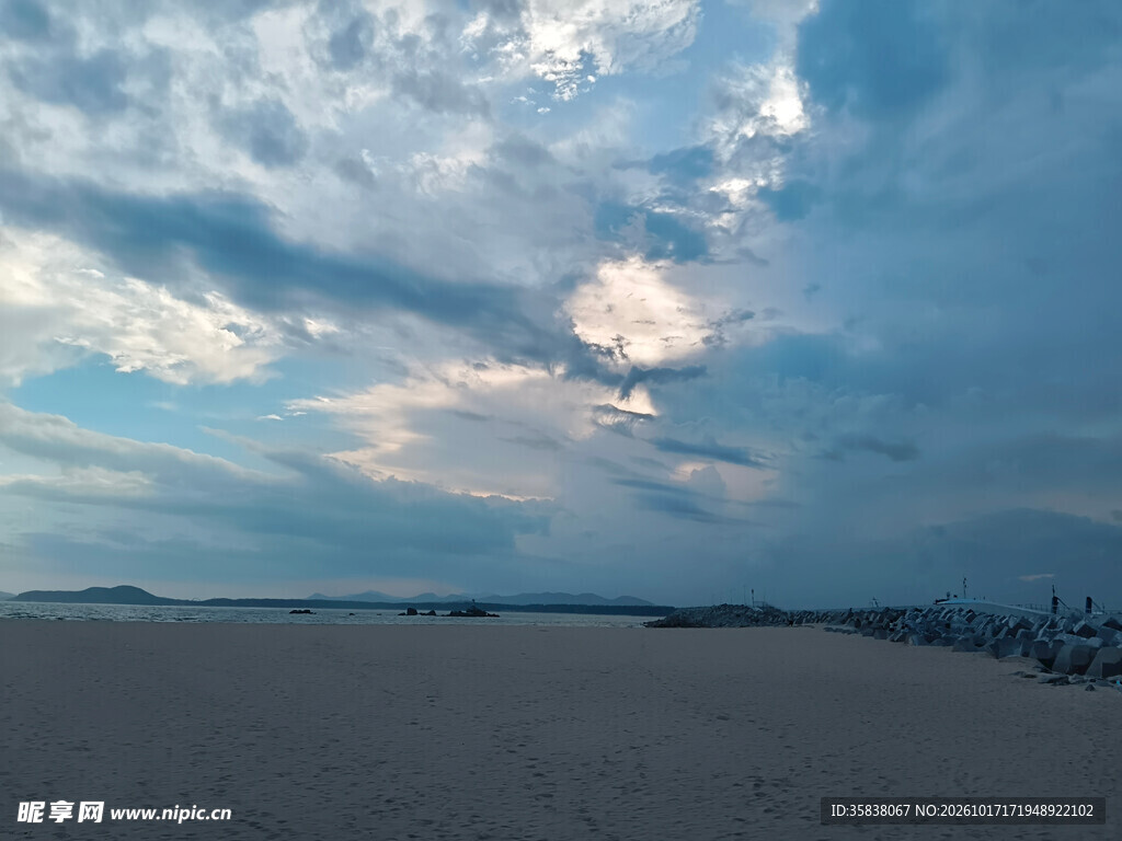 滨海傍晚沙滩云景