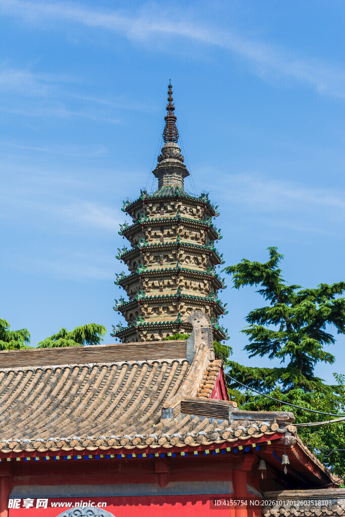 晴空下的中式古塔