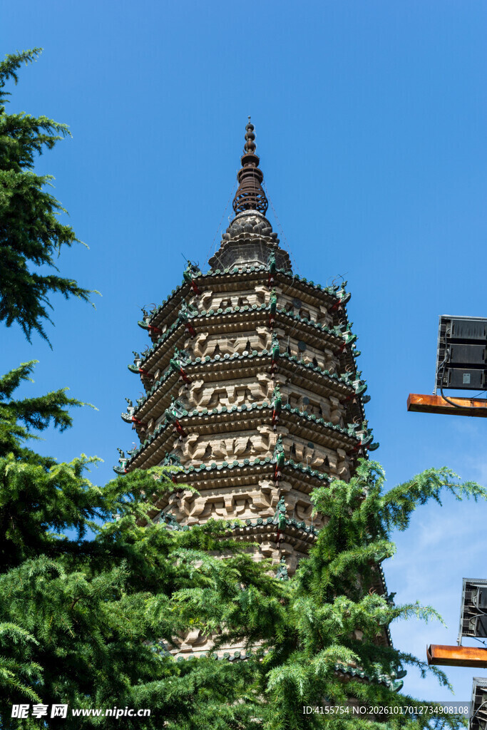 蓝天下的古塔
